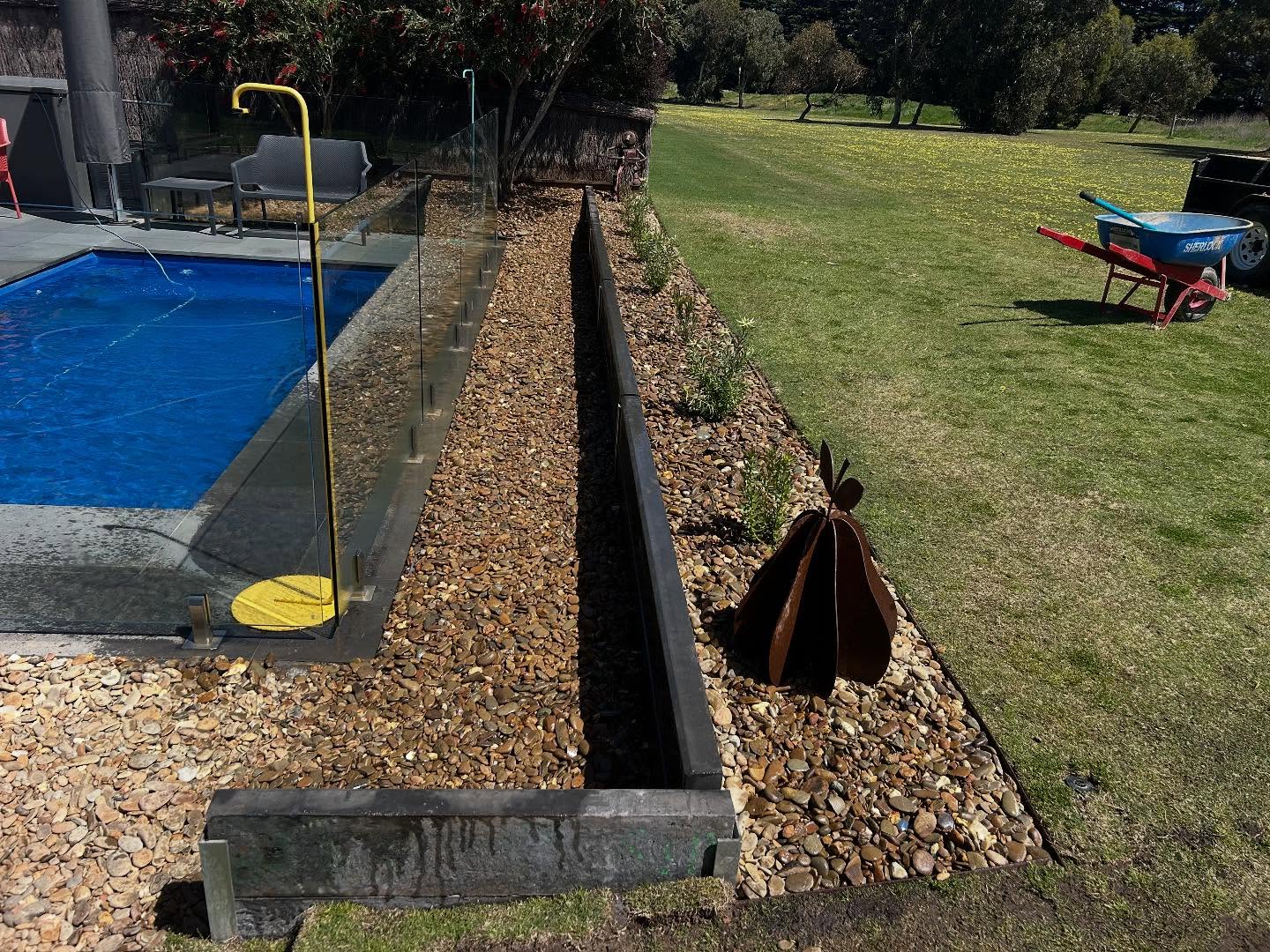 Drainage and steel reinforcement built into a concrete retaining wall